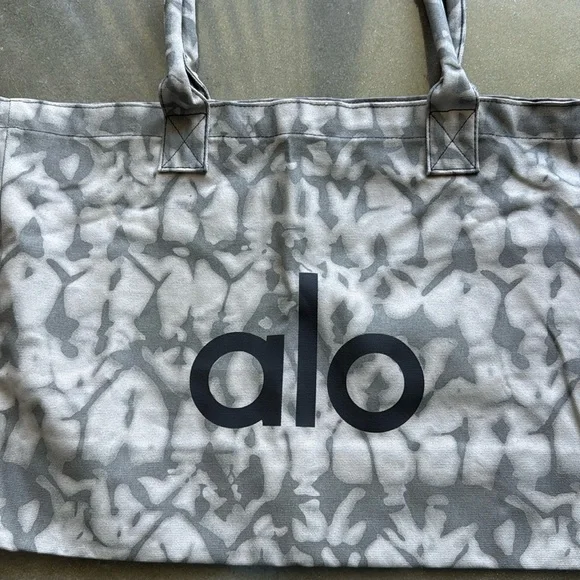 Alo Yoga Shopper Tote - Picture 3 of 5